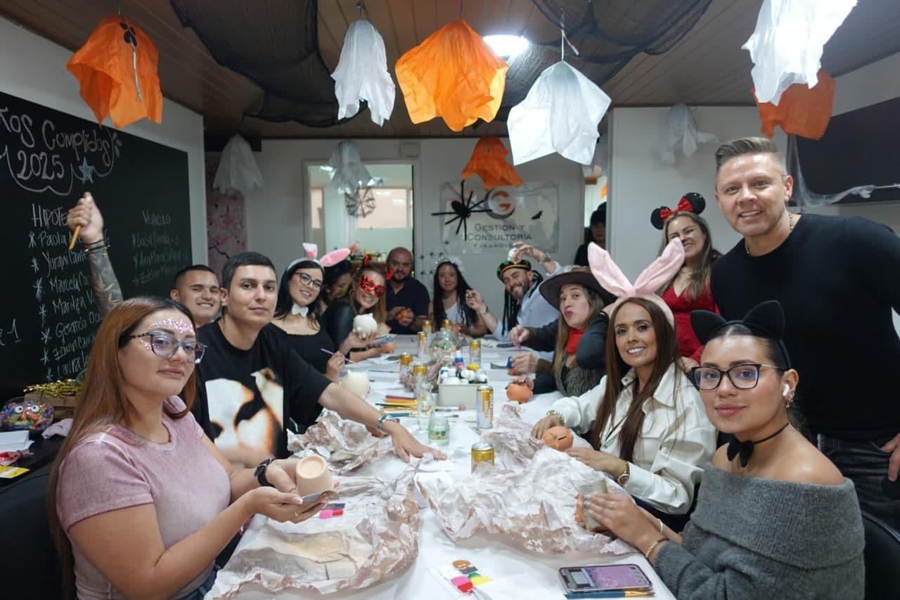 Equipo GyC en celebración de Halloween