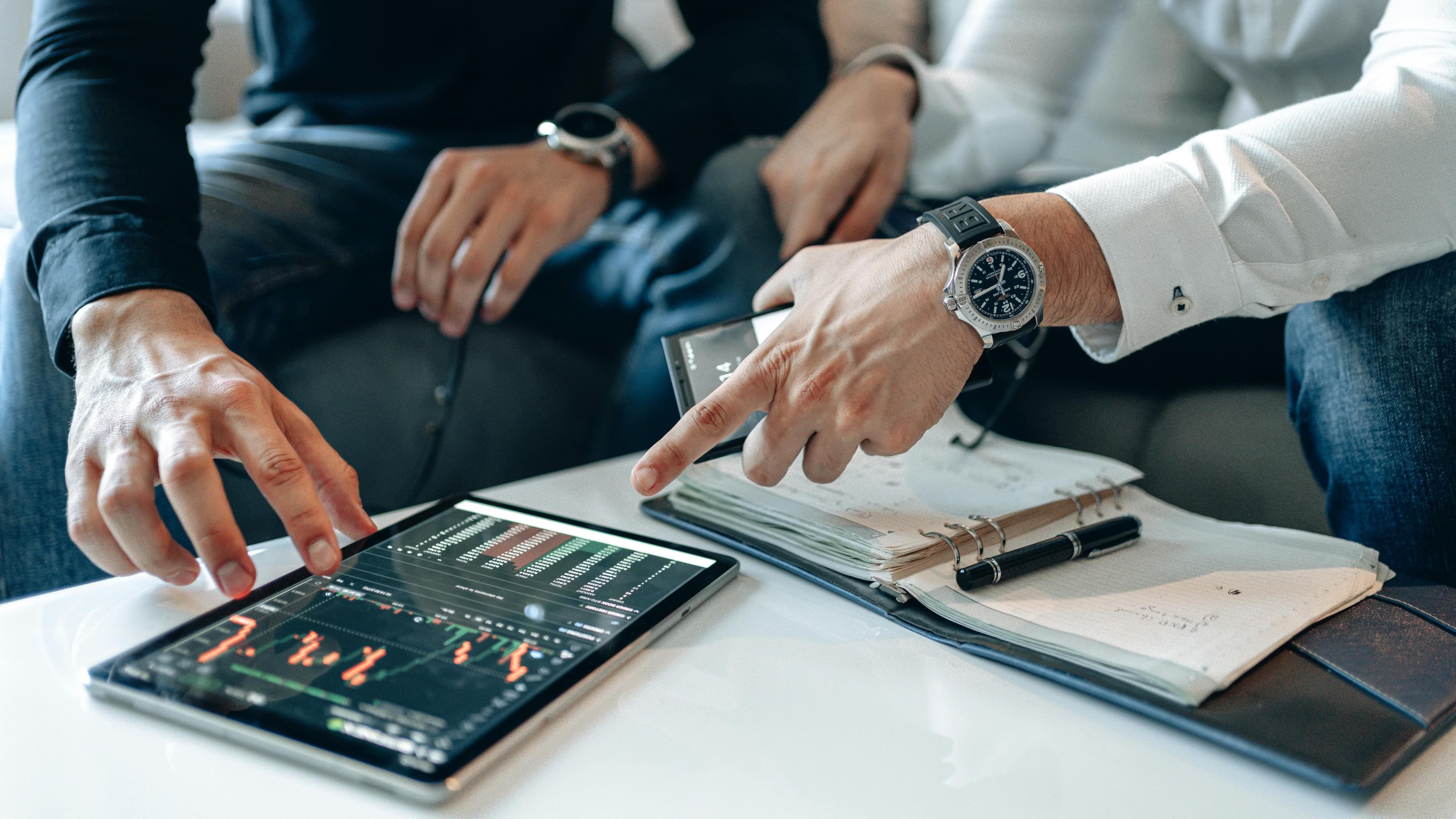 Asesoría financiera: profesionales en oficina con vista a la ciudad